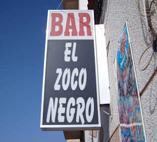 An der Hauswand die Werbung !