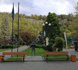 Anfang des Parks mit Sitzbänken