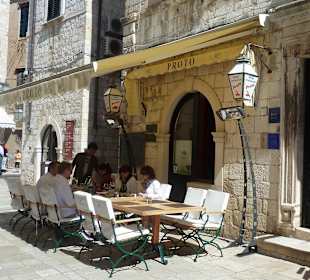 Kleine Terrasse vor dem Haus