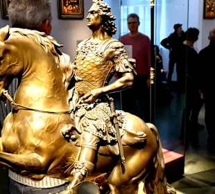 Goldene Reiterfiguren