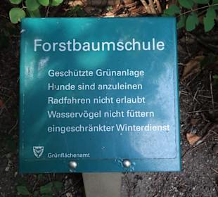 Das Schild des Parks Forstbaumschule