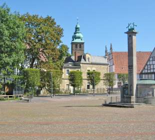 Blick über den Salzhof mit Paulinenbrunnen rechts