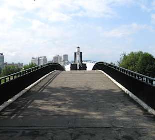 Fussgängerbrücke zur Insel