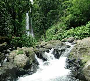 Rundreise mit Guide Wayan Pageh Git-Git Waterfall