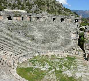 Blick von oben auf das riesige Amphietheater