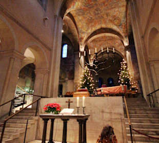 Blick zum Hochchor mit Leuchter