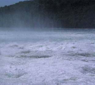 Auslaufbecken mit Wasserdampf