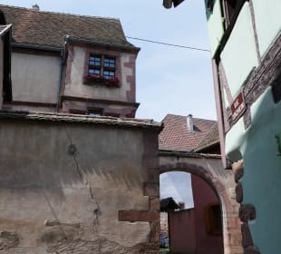 Links Teil der Stadtmauer