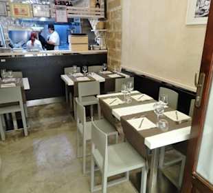 Blick in den Gastraum mit offener Küche