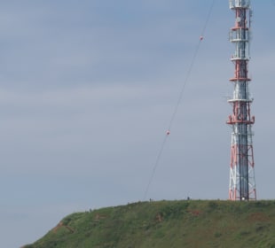 Der Helgoländer Sendeturm ist über 110 Meter hoch