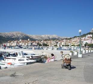 Promenade mit Hafenblick