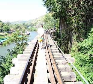 Zu Fuß über das Tham-Krasae-Viadukt