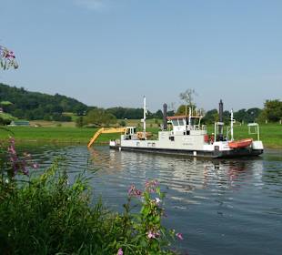Die Weser wird ausgebaggert.