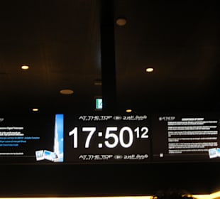 Uhr an der Sicherheitskontrolle