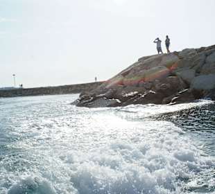 Motorboot im kleinen Hafen