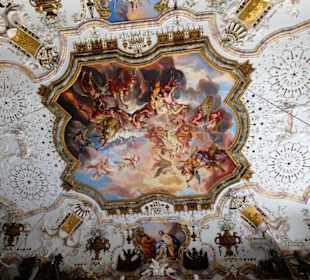 Im Marmorsaal von Schloss Weissenstein