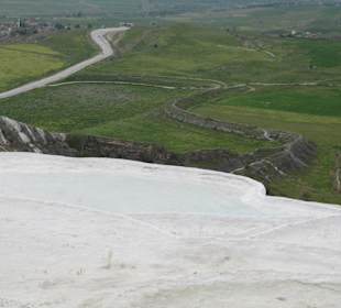 Kalksinterterrassen mit Felsausläufen