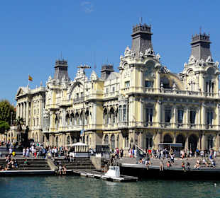 Das Hafenverwaltungsgebäude von der Wasserseite