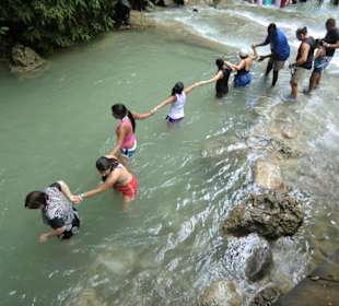 Im Wasserfall Hand in Hand