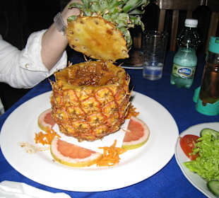 Fleisch in und mit Ananas