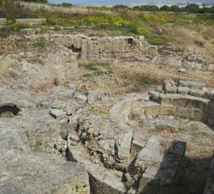 Seitlich hinter Saranda Kolones