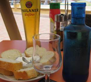 Blick auf's Meer mit Getränken