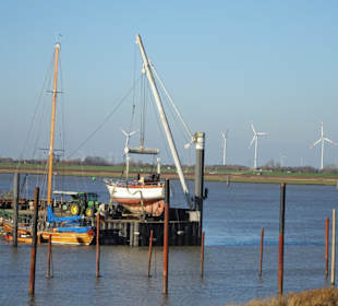 Boot am Kran im Hafen von Ditzum