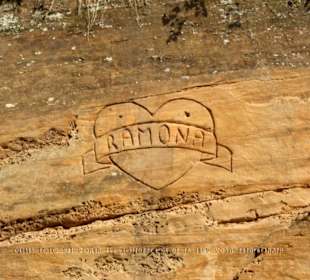 Eingravierung an Felswand neben der Gutmannshöhle
