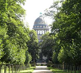 Schloss Georgium Park mit Mausoleum