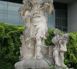 Figurengruppe beim Vier-Elemente-Brunnen