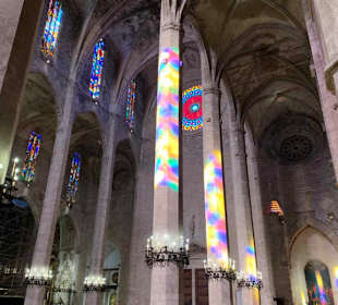 Blick ins Seiten- und Hauptschiff