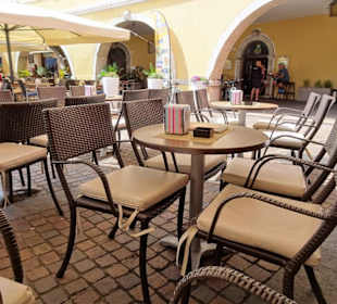 Sitzplätze auf der Terrasse der Yachting Bar Porto