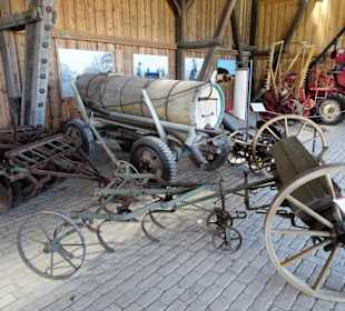 Landwirtschaftliche Geräte im Freilandmuseum