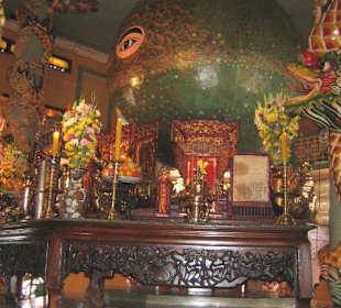 Der Altar am Ende der Halle