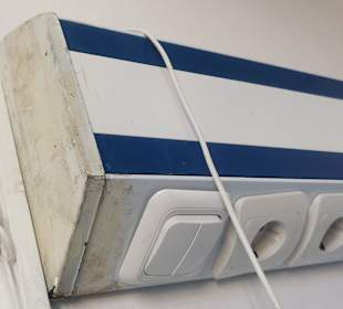 Schalterreihe über dem Bett links 02