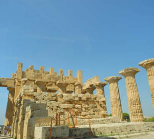 Säulen und in der Mitte die Cella