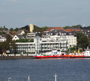 Blick über die Weser mit den Fähren