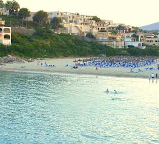 Bucht von Cala Mandia am Abend
