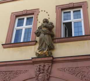 Maria über dem Eingangsportal vom Landratsamt