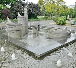 Der Fischbrunnen (Springbrunnen) am Elbufer