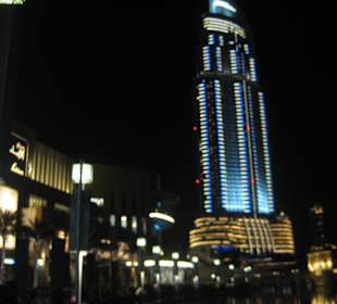 Vor dem Burj Khalifa