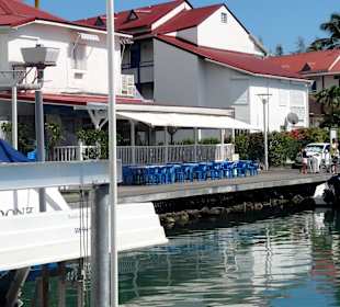 Restaurant am Ufer der Marina