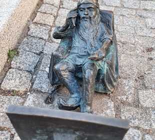 Zwerg telefoniert und guckt Fernsehen