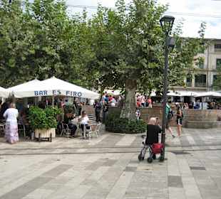 Der Dorfplatz, hier fährt die Str.-Bahn