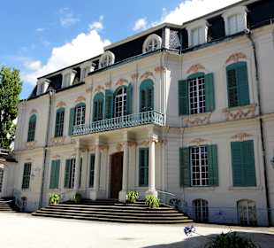 Die Frontansicht des Schlosses