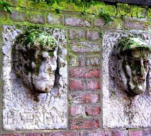 An der Wand entlang