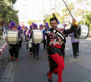 Ausgefallenes Outfit bei der Parade