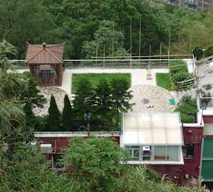 Blick auf ein Wohnhaus am Peak