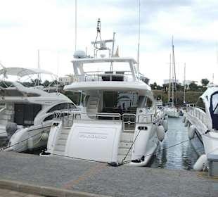 Jacht in der Marina