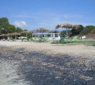Dunkler Lava Sand am Naturstrand
